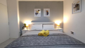 Entire 4-Bed House & Parking, Steps from ICC & Broad Street & City-Center